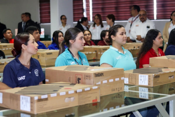 Equipa rector de la UAT centros de cómputo en Reynosa y Valle Hermoso